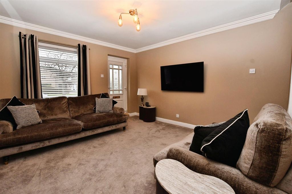 Property photo 3 of 12 Lounge