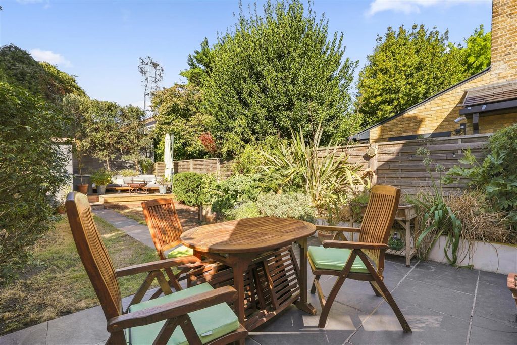 Property photo 2 of 11 Thorney Hedge Road, W4 - For Sale