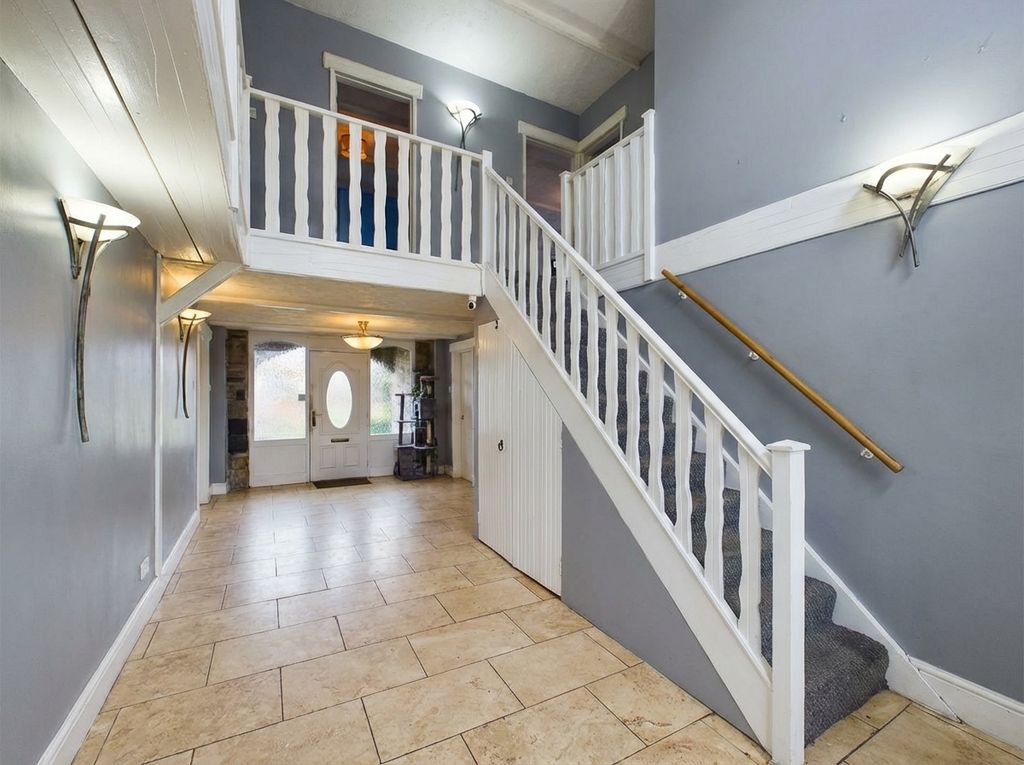 Property photo 2 of 17 Hallway