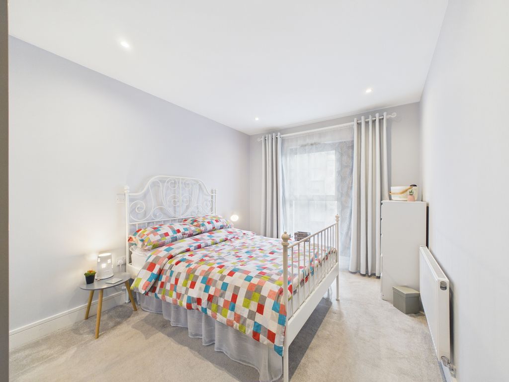 Property photo 2 of 6 Bedroom