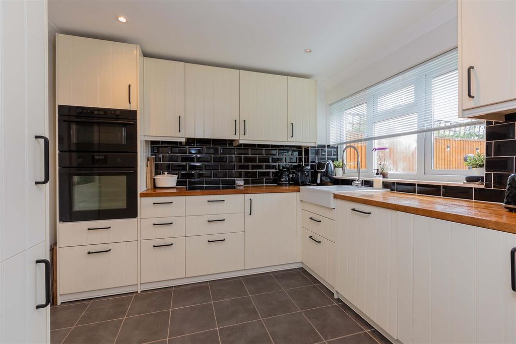 Property photo 2 of 14 16 Robinhood Close-9.Jpg