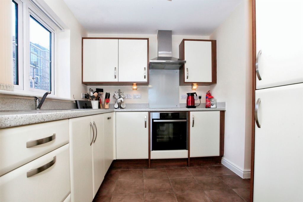 Property photo 3 of 17 Kitchen