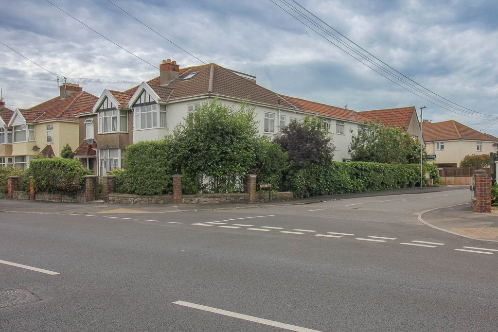 Property photo 2 of 32