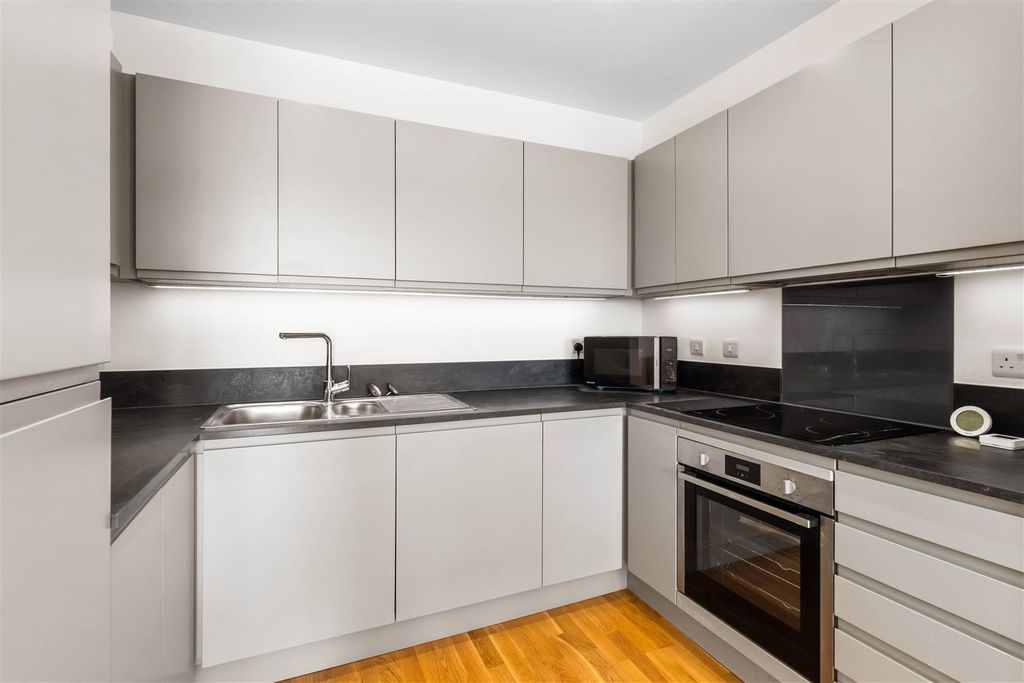 Property photo 3 of 10 Kitchen