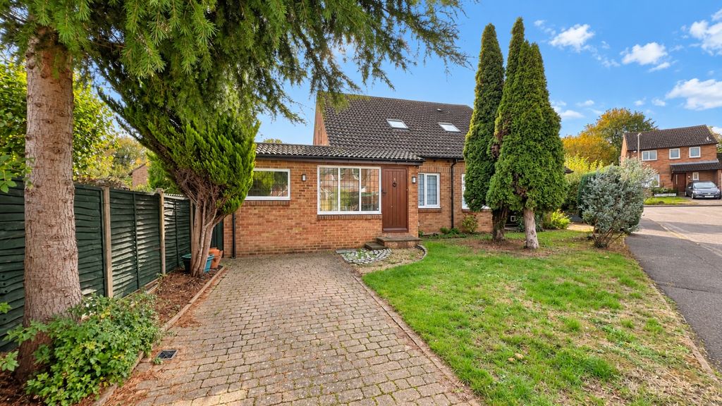 Property photo 1 of 18 Ewemove Estate Agents Basingstoke Van Dyck Close