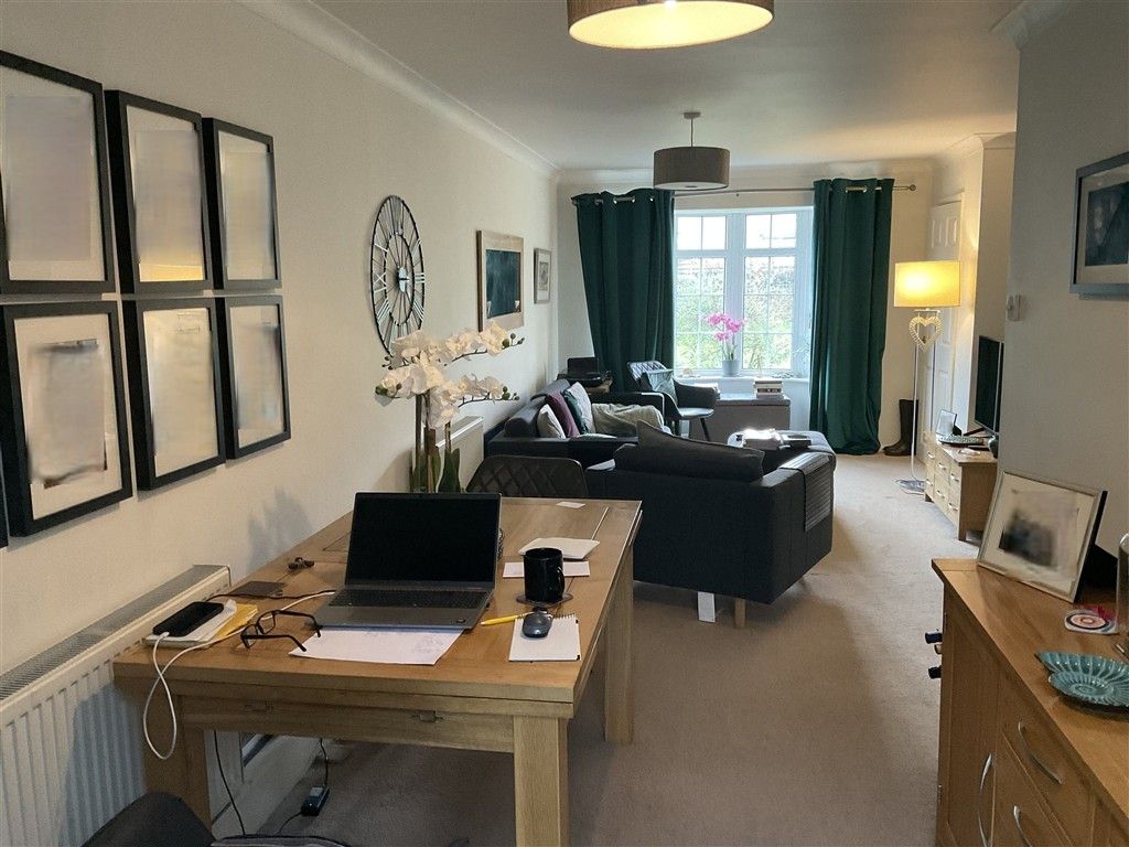 Property photo 3 of 10 Lounge..