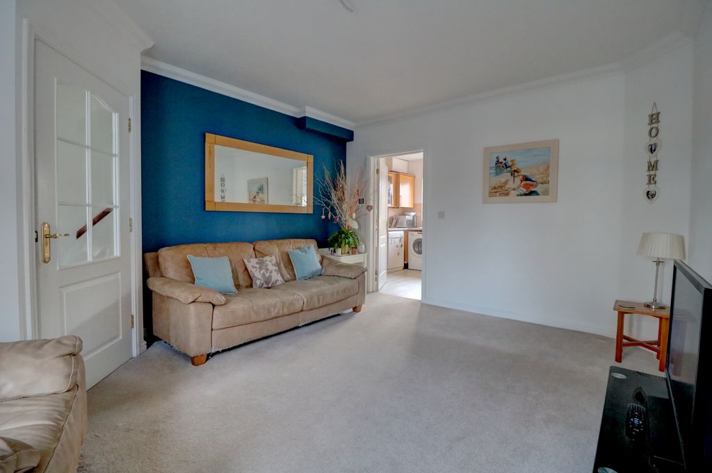 Property photo 3 of 12 Lounge