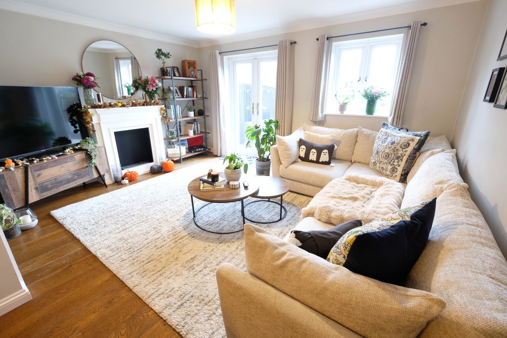 Property photo 2 of 18 Sitting/Dining Room