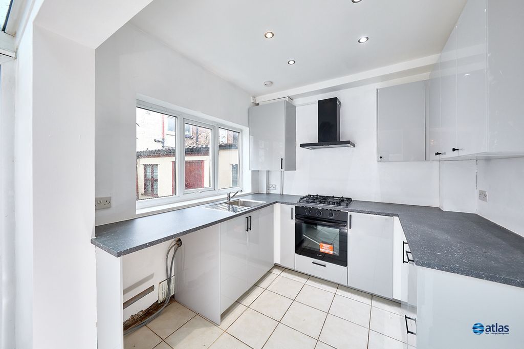 Property photo 3 of 19 Kitchen