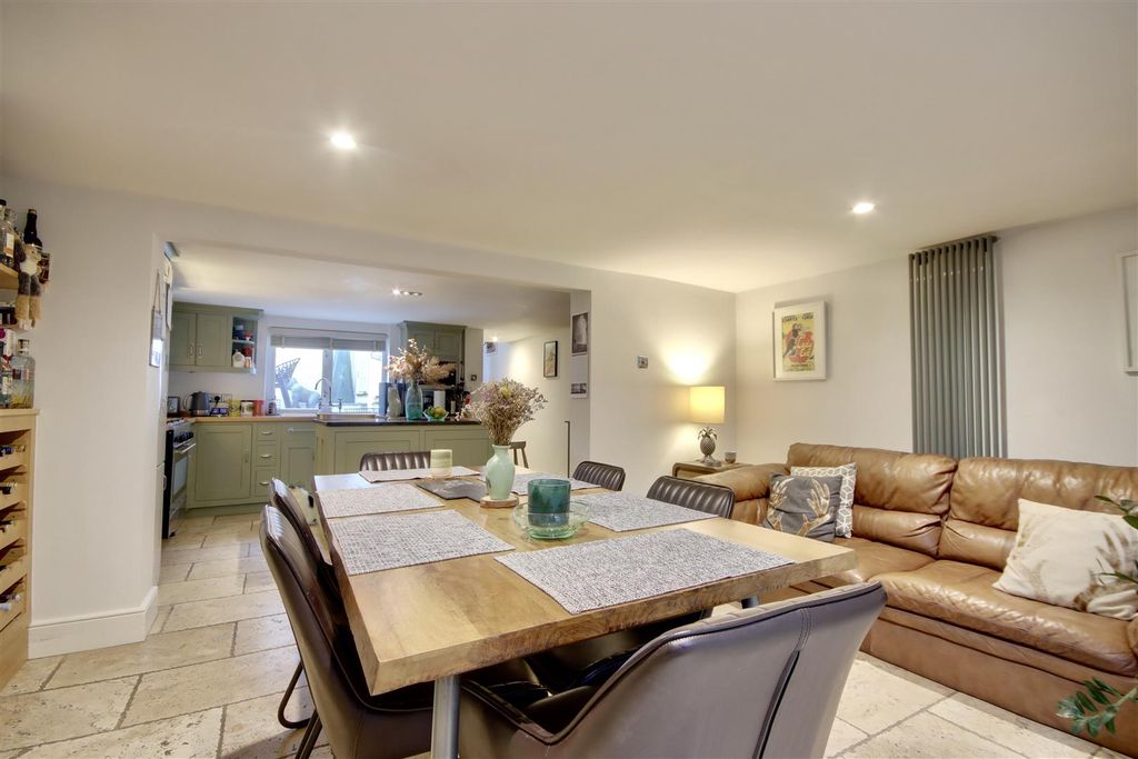 Property photo 1 of 30 8F393134-305D-4Ca6-91Ea-1566B0D6Cca8_1_201_A.Jpeg