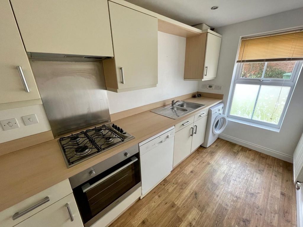 Property photo 3 of 12 Kitchen