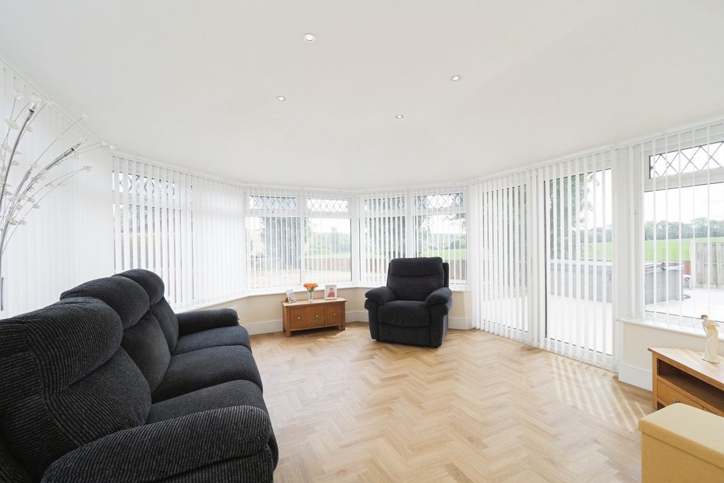 Property photo 3 of 22 Living/Conservatory