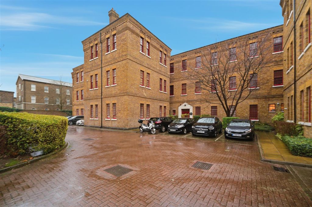 Property photo 1 of 11 18 Osterley Gardens.Jpg