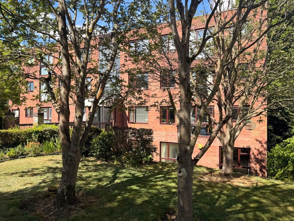 Property photo 1 of 14 Mallards Reach, Weybridge