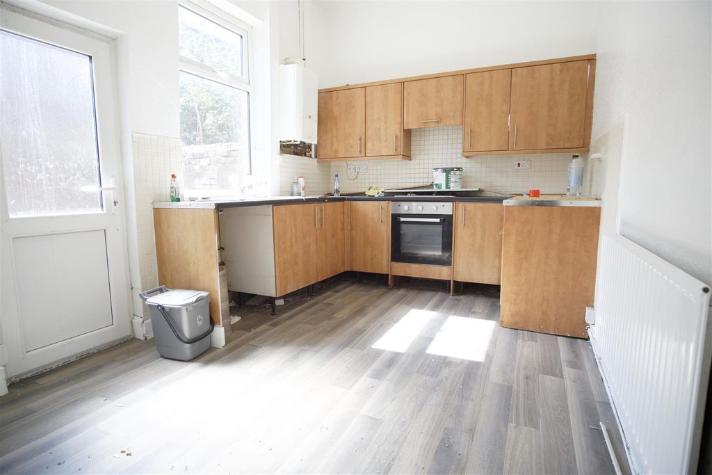 Property photo 3 of 7 Kitchen