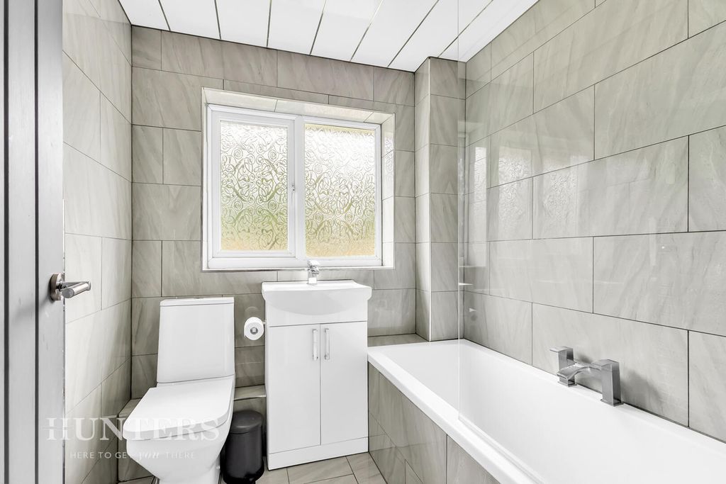 Property photo 3 of 17 Bathroom