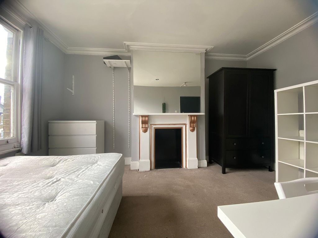 Property photo 3 of 13 Room 2- £850 Available 25/08/2026