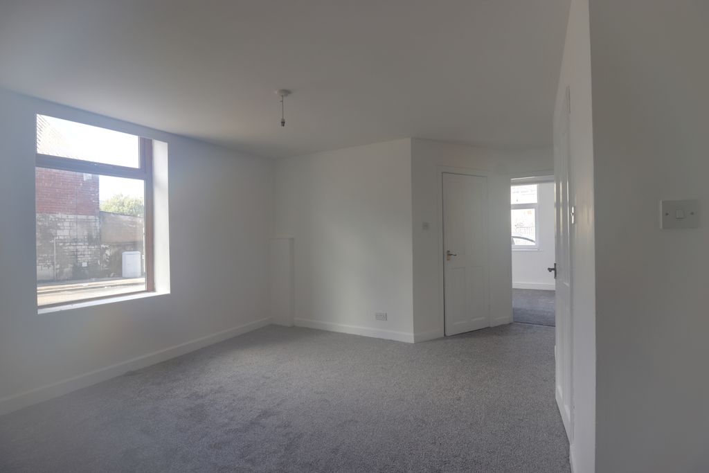 Property photo 3 of 6 Lounge 1A