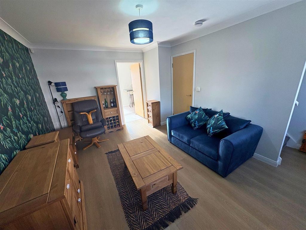 Property photo 3 of 17 Lounge