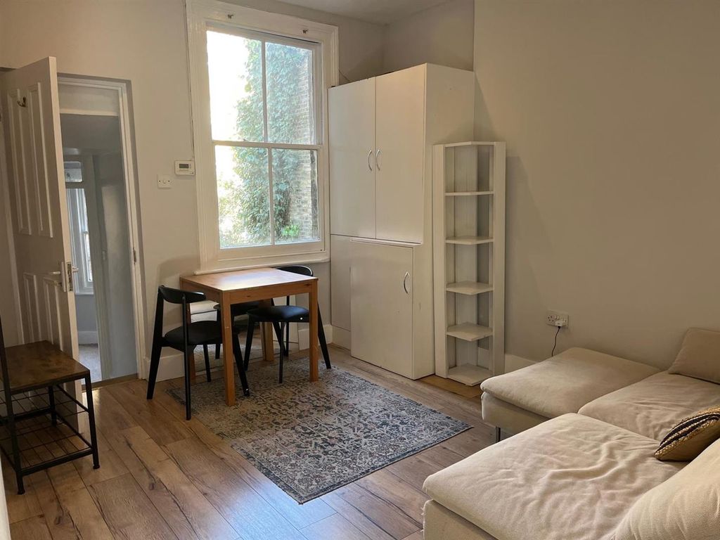 Property photo 1 of 6 Warriner Gardens - Living Room - Eden Harper