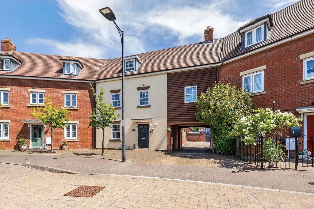 Property photo 2 of 32