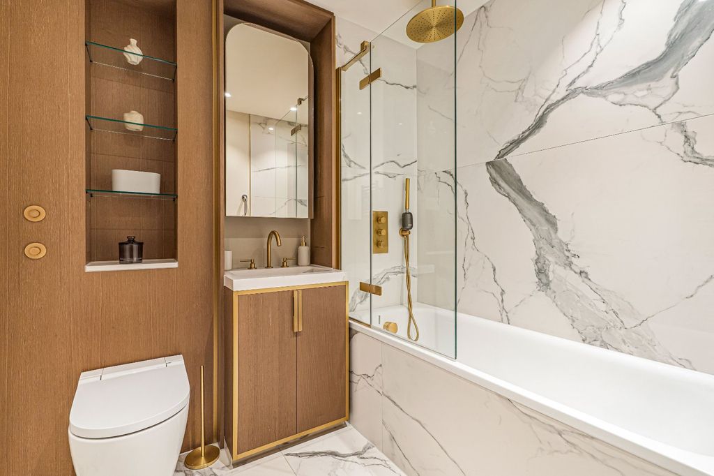 Property photo 3 of 10 Bathroom