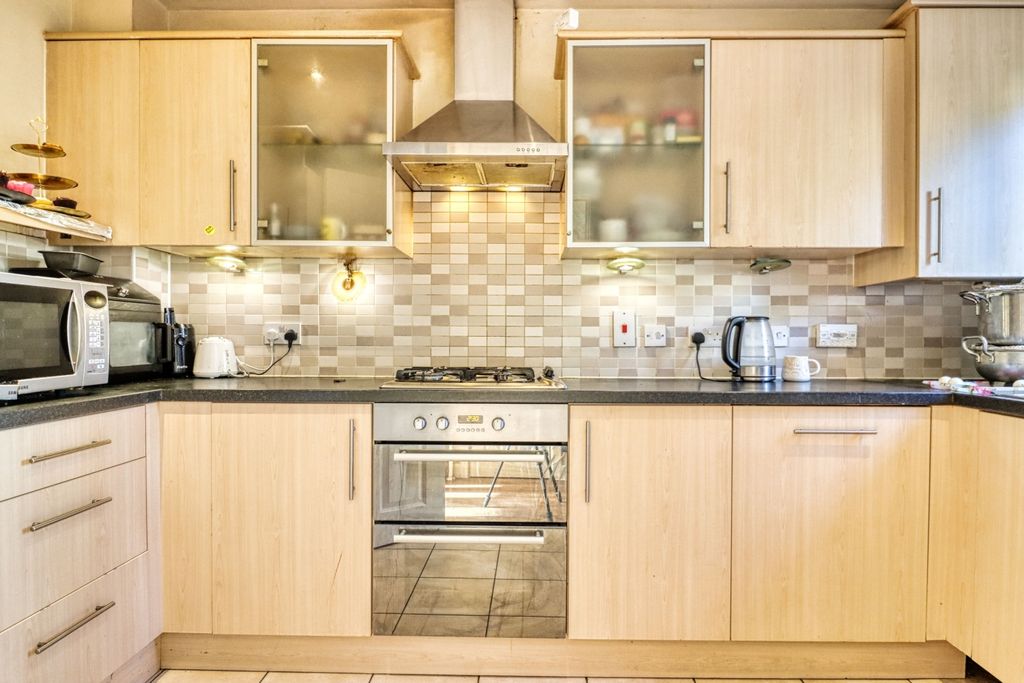 Property photo 3 of 17 Kitchen