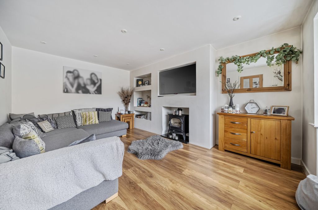 Property photo 2 of 12 1376409-17-692481...