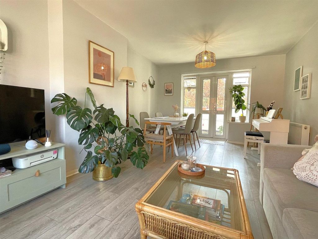 Property photo 3 of 13 Lounge.c.Jpg