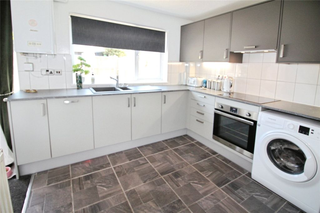 Property photo 2 of 9 Kitchen