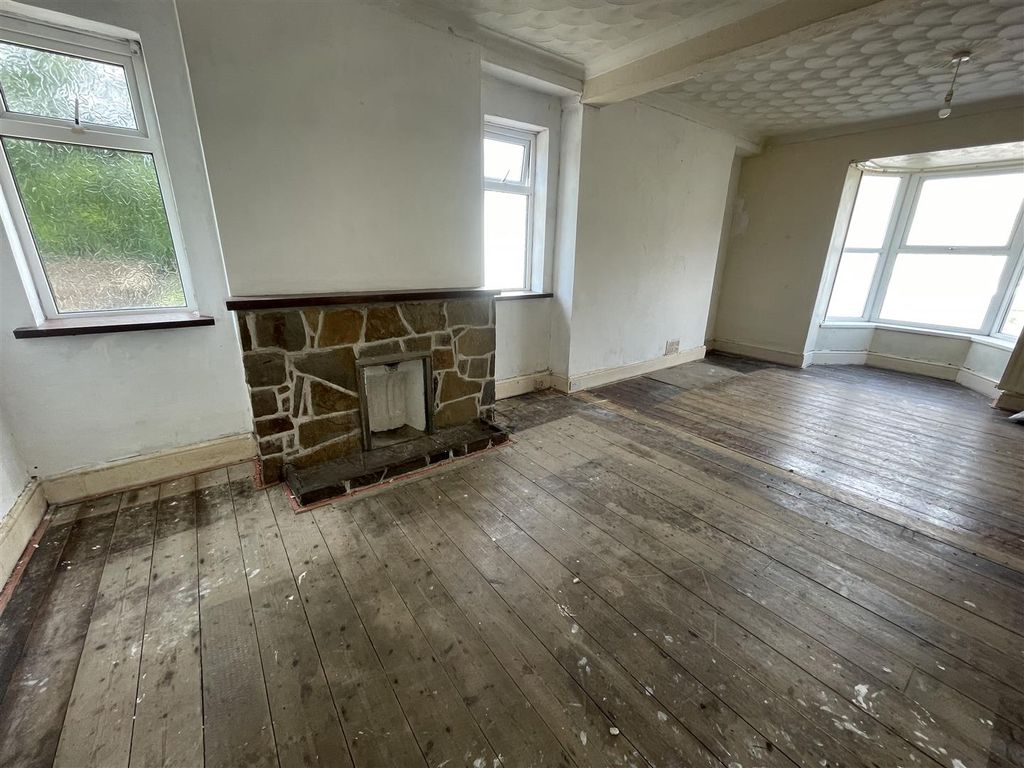 Property photo 3 of 27 Living Room