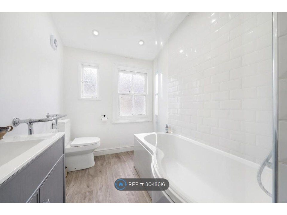 Property photo 3 of 9 Bathroom