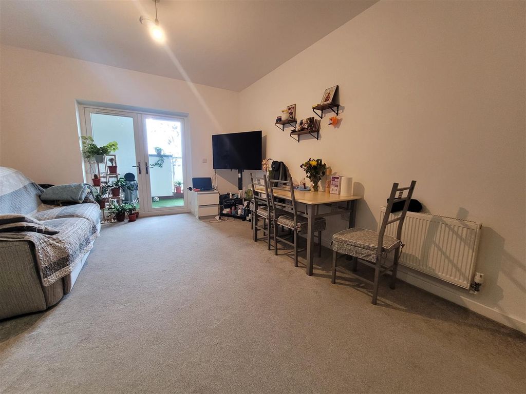 Property photo 3 of 9 Lounge