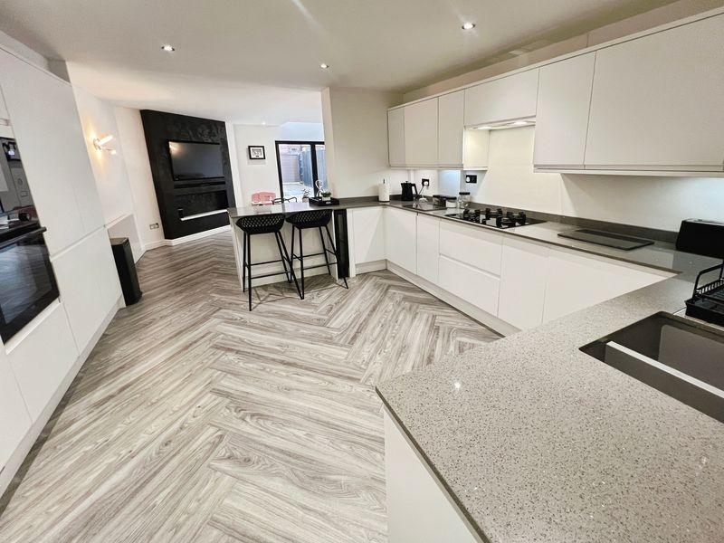 Property photo 3 of 16 Kitchen Breakfast Room