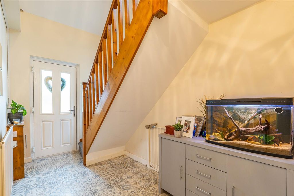 Property photo 2 of 27 Entrance Hall