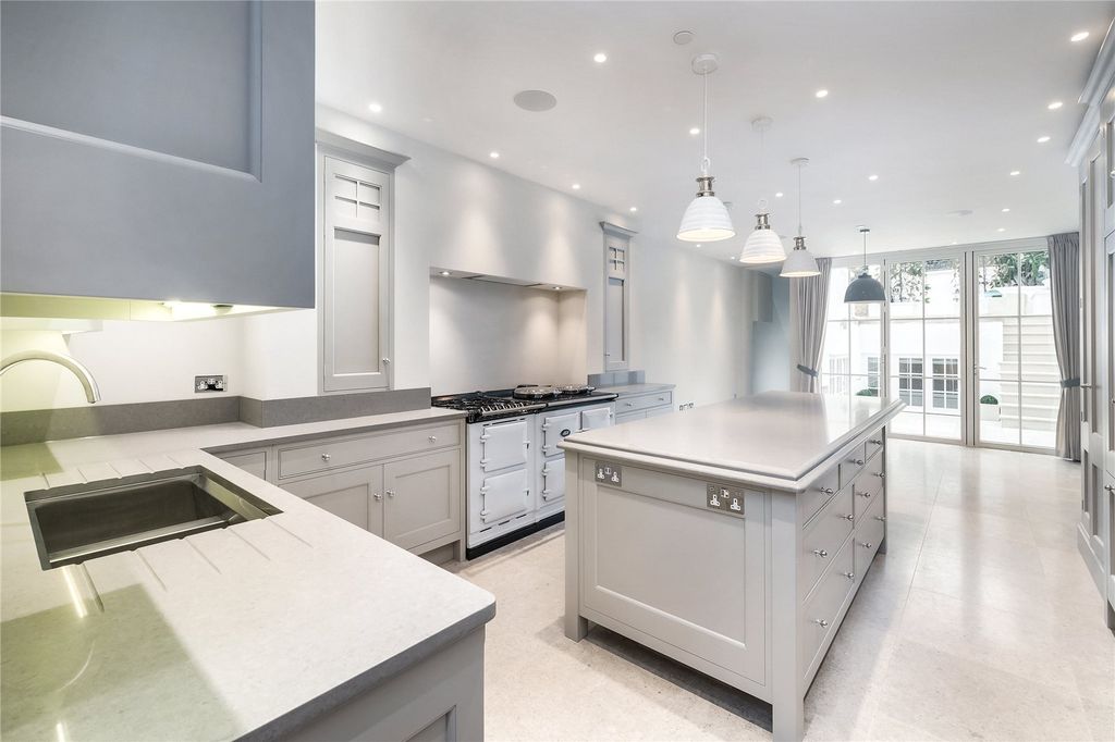 Property photo 2 of 19 Kitchen