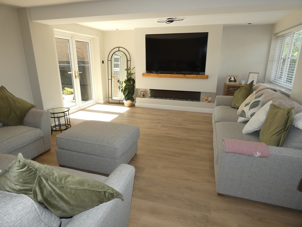 Property photo 2 of 20 Main Lounge