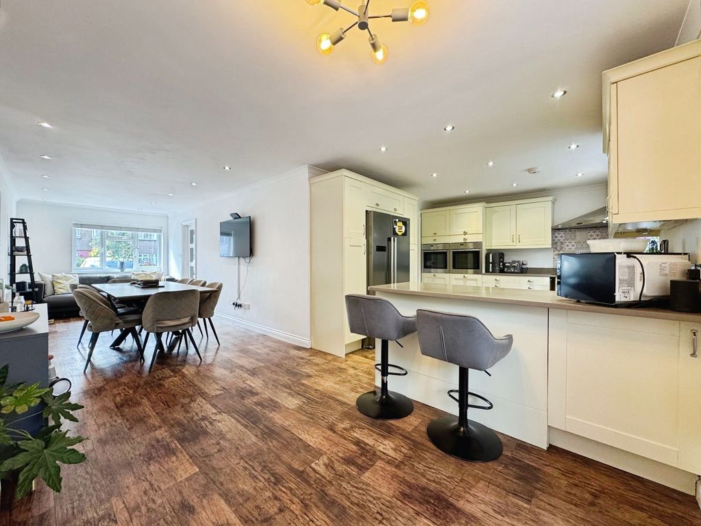 Property photo 2 of 20 Kitchen/Dining Area