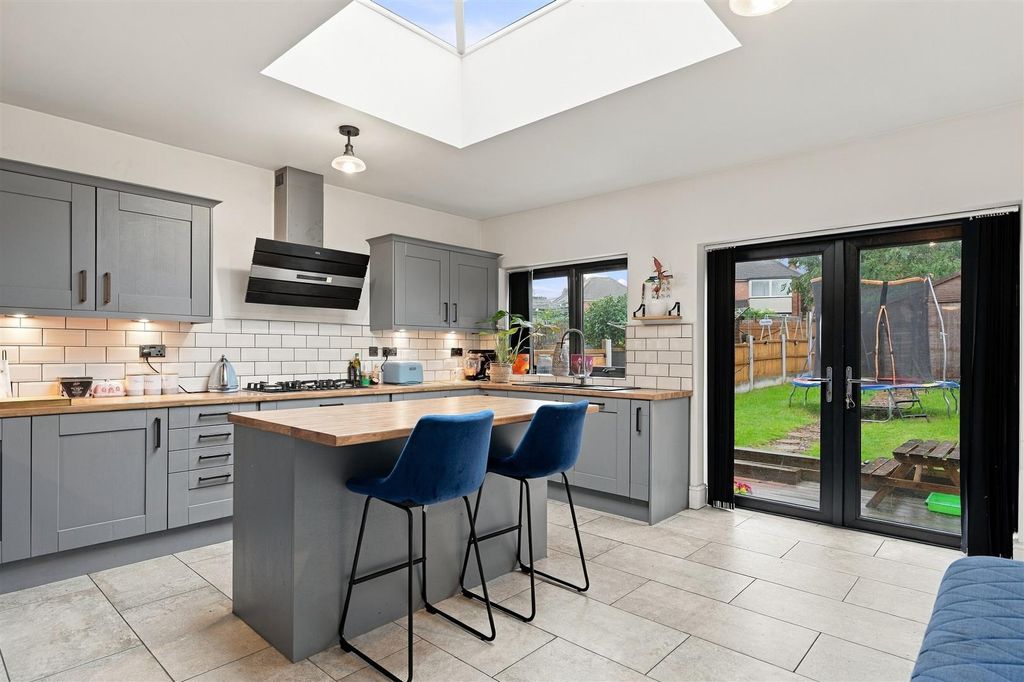 Property photo 2 of 11 515 Barrows Lane_11.Jpg