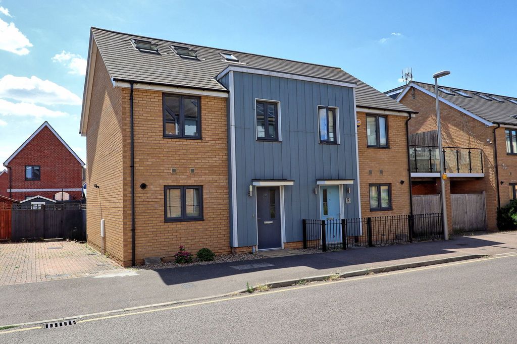 Property photo 1 of 32