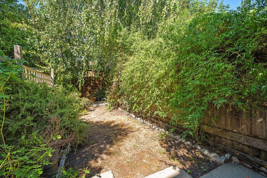 Property photo 3 of 13 Garden.Jpg