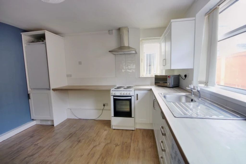 Property photo 1 of 7 A Bright And Spacious Kitchenette Featuring Modern...