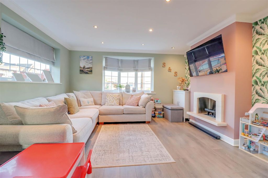 Property photo 2 of 15 2 Reeds Way Inside.Jpg