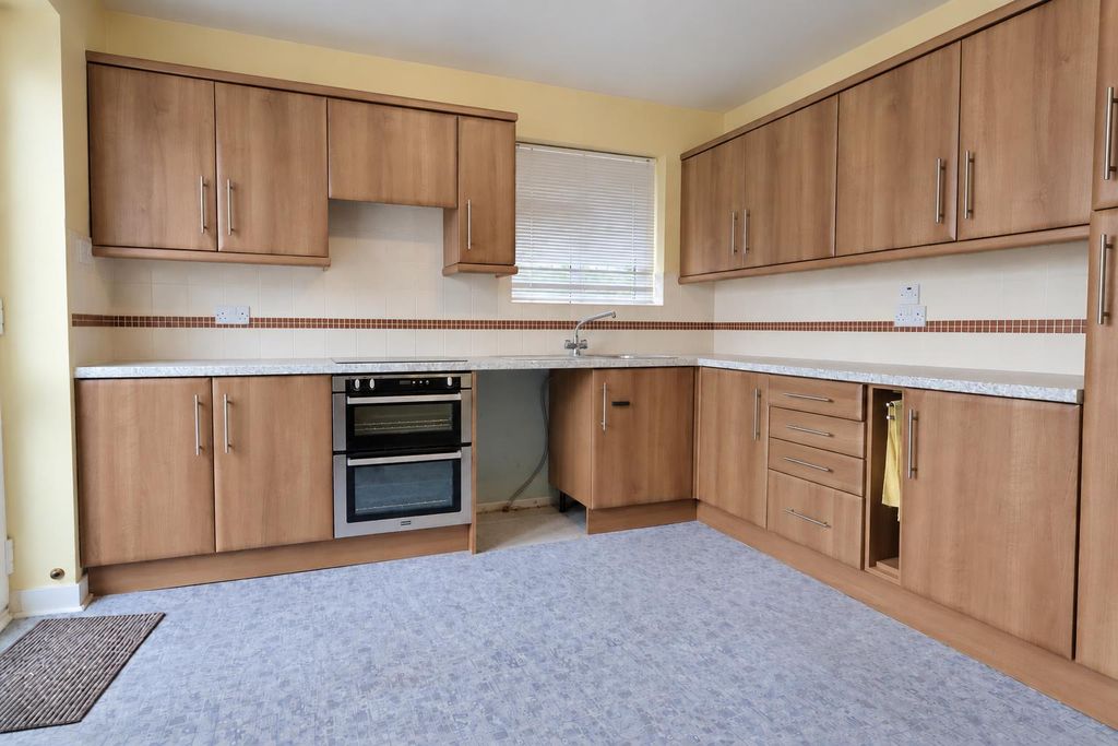 Property photo 2 of 12 Kitchen