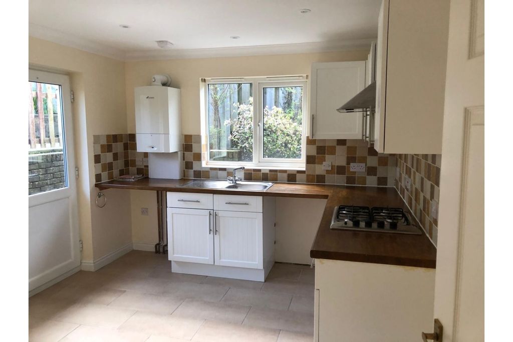 Property photo 3 of 8 Kitchen