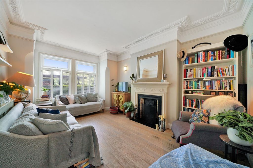 Property photo 2 of 17 Putney Bridge Road
