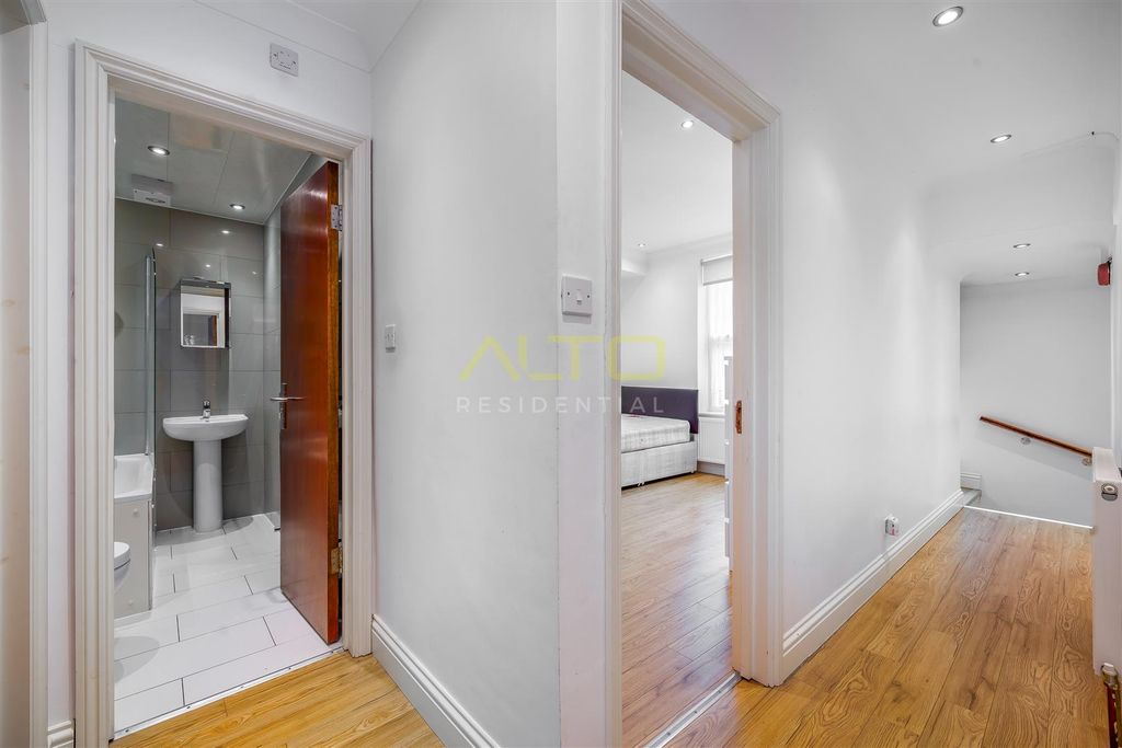 Property photo 3 of 11 Hall Way