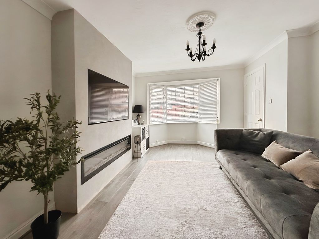 Property photo 2 of 16 Lounge