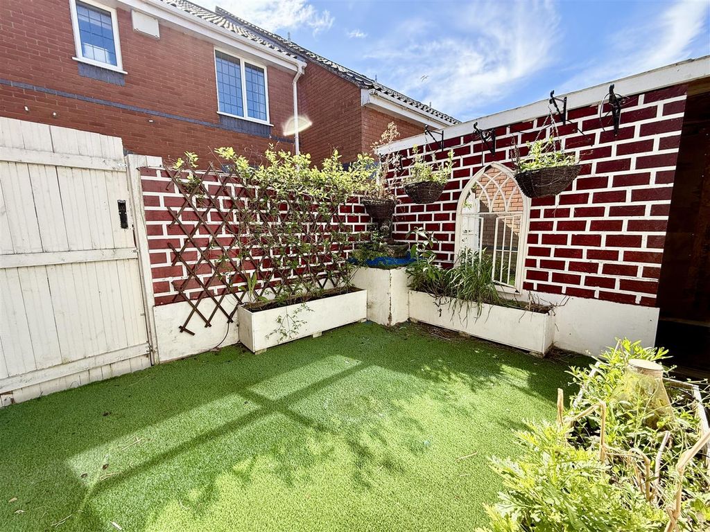 Property photo 2 of 18 Garden
