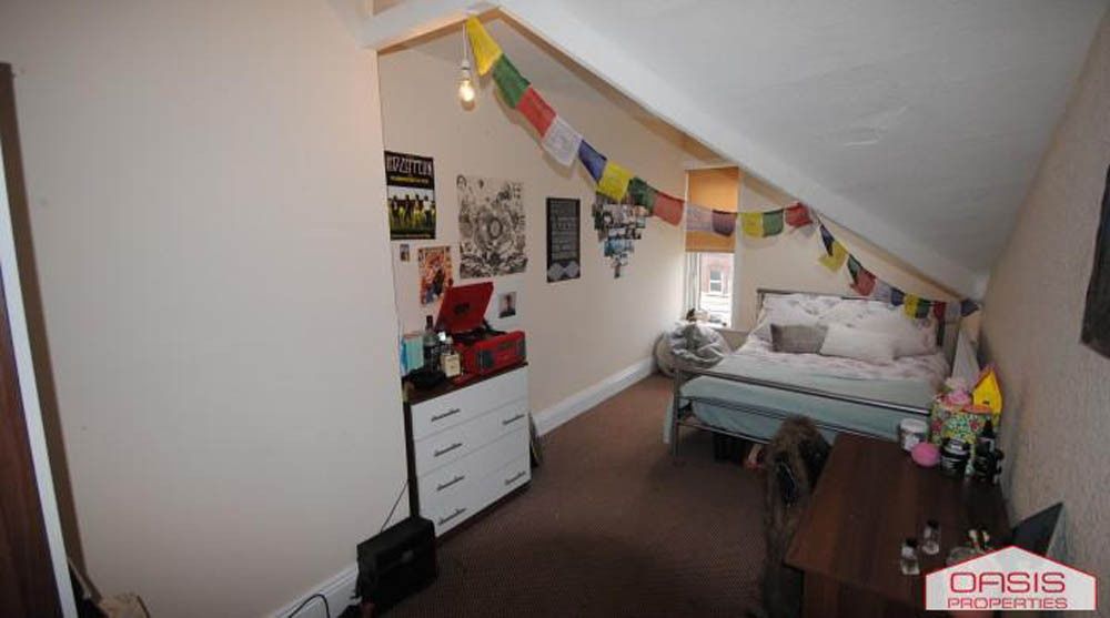 Property photo 1 of 4 A Cozy Bedroom With A Single Bed, Decorated With P...